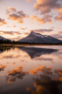 Gölün üzerinde güzel bir gün batımı