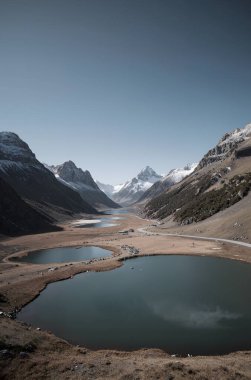 Göl ve dağlarla dolu güzel bir manzara.