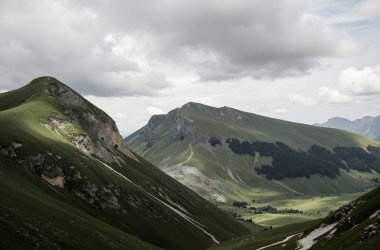 Bulutlu gökyüzü arkaplanlı muhteşem dağ manzarası