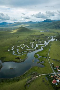 Göl ve dağlarla dolu güzel bir manzara.