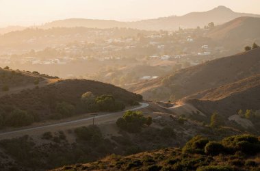 Dağın üstünde güzel bir gün batımı