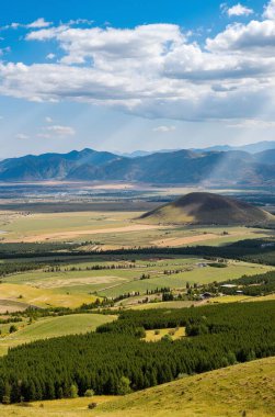 Arkasında bir dağ olan güzel bir manzara.