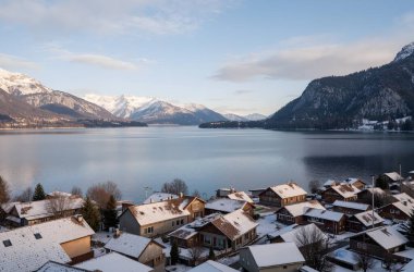 Dağlardaki güzel göl manzarası