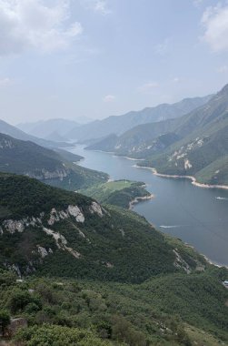 Dağlardaki güzel göl manzarası