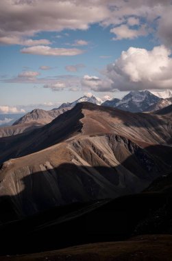 Sabahları dağların güzel manzarası