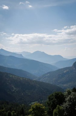 Mavi gökyüzü ile güzel dağ manzarası