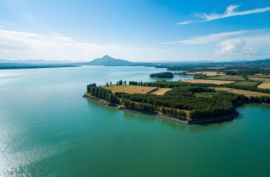 Güzel göl manzarası