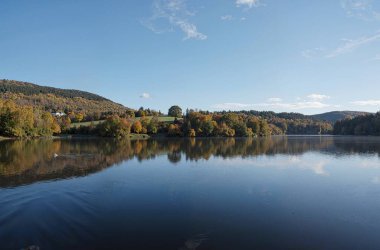 Ağaçlı ve dağlı göl