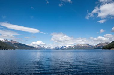 Göl ve dağlarla dolu güzel bir manzara.