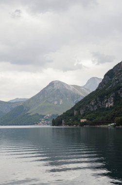 Dağlardaki gölün güzel manzarası
