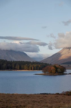 İskoçya 'nın dağlık bölgelerindeki Loch Ness Gölü manzarası.