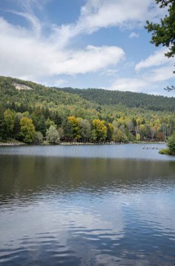 Dağlarda gölü olan güzel bir manzara.