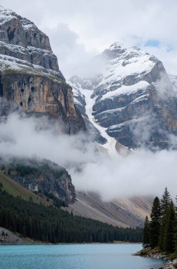 Dağlardaki gölün güzel manzarası