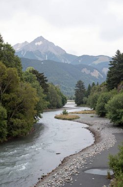 Dağlardaki dağ nehri