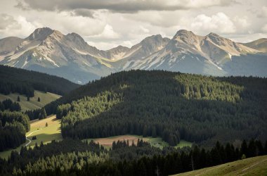 Tatra dağları ve Polonya 'daki Tatra dağlarının güzel manzarası.