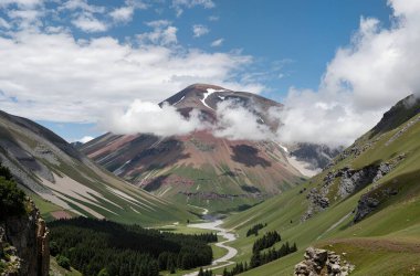 Dağlarda bir nehri olan dağ manzarası