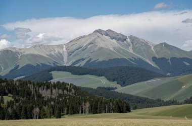 Dağları ve bulutları olan güzel bir manzara