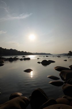 Gölün üzerinde güzel bir gün batımı