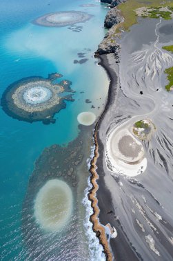 Kum ve plajlı güzel deniz ve okyanus manzarası