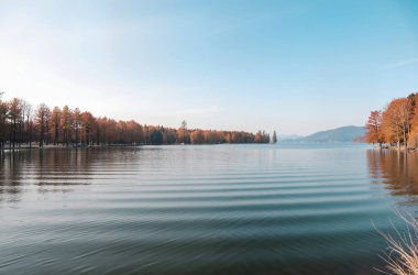 Göl ve dağlarla dolu güzel bir manzara.