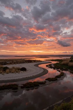 Güneşin doğuşu deniz sahilinde güzel bir manzarayla