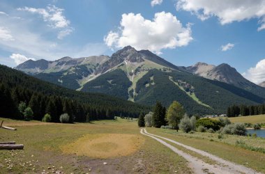 Dağ gölü, mavi bulutlar ve yaz günlerinde dağlar.