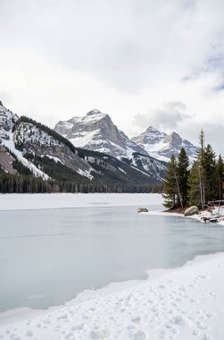 Kış dağlarındaki güzel göl