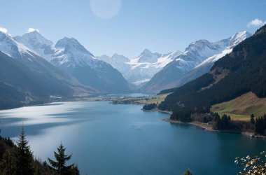 Mavi gölü olan dağ manzarası