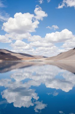 Güzel göl manzarası