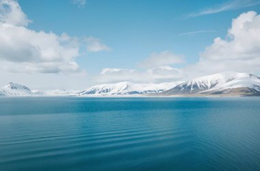 Dağlardaki güzel göl manzarası