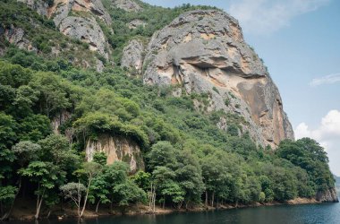 Gölün güzel manzarası