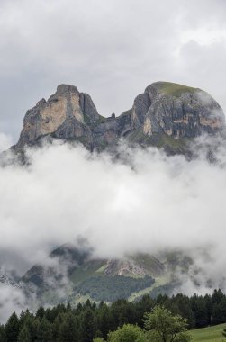 Arkasında bulutlar olan dağ sırası