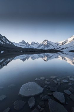 Göl ve dağlarla dolu güzel bir manzara.