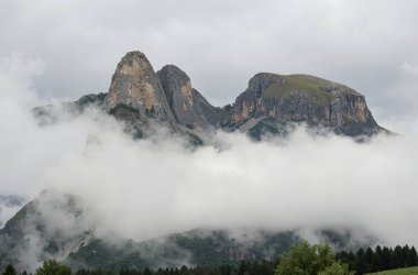 Dolomitlerin dağlarının manzarası