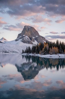 Dağlardaki gölün güzel manzarası