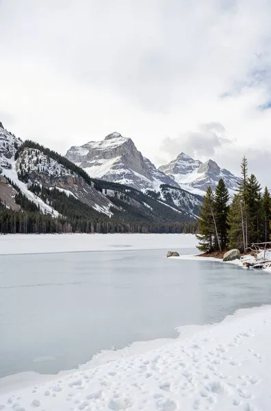 Kış dağlarındaki güzel göl