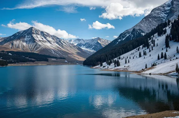 Dağlardaki güzel göl