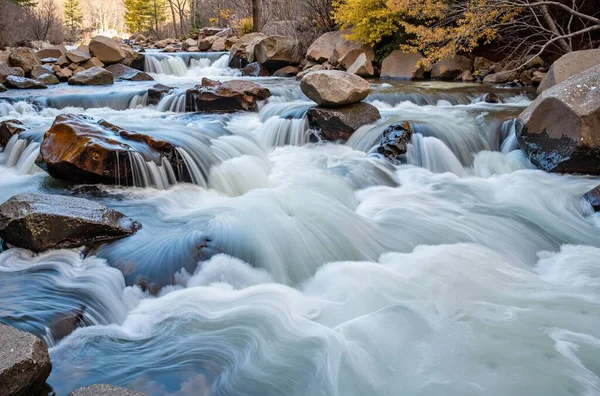 Dağlarda güzel bir şelale.
