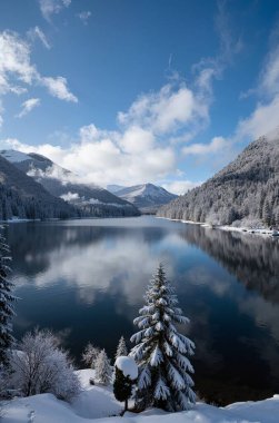 Dağlardaki güzel göl.