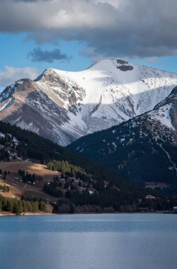 Dağ gölü, karlı dağlar, kar