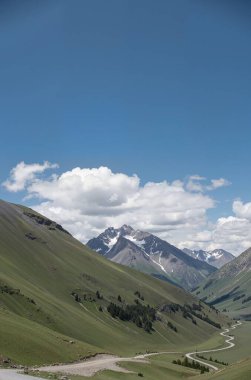 Dağlarla, doğayla, seyahatlerle dolu güzel bir manzara.,