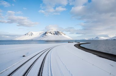 Karlı güzel kış manzarası - arka planında mavi gökyüzü ve tepeli dağ