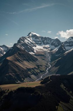 Doğa sahnesinin resimsel görüntüsü