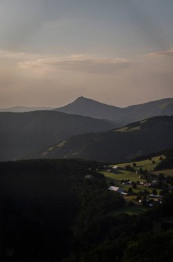Arkasında bir dağ olan güzel bir manzara.