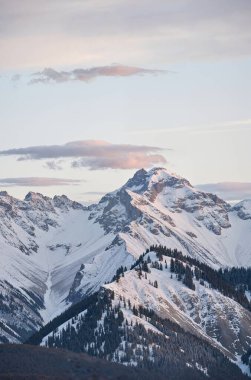 Karla kaplı dağlarla kaplı güzel kış manzarası