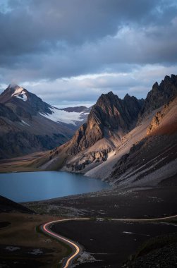 Dağlarda gölü olan güzel bir manzara.