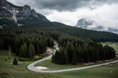 Dağları ve bulutları olan güzel bir manzara
