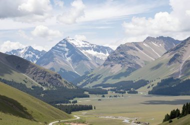 Dağlı ve bulutlu dağ manzarası