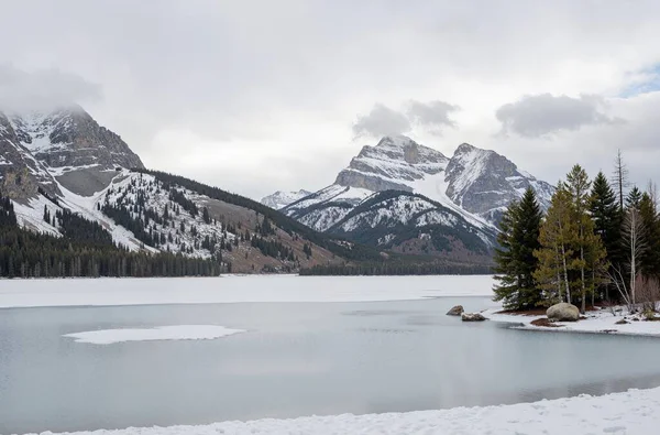 Dağlar ve karla kaplı güzel bir manzara.