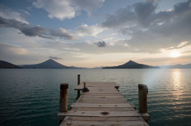 Göl kenarında ahşap köprü